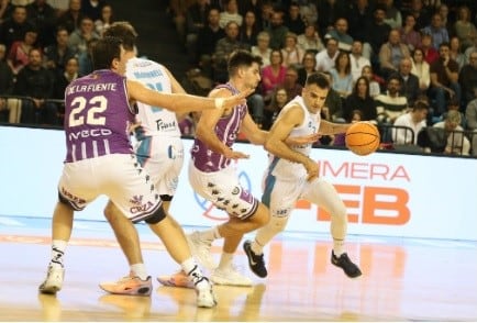 Pol Figueras pujant una pilota davant del Valladolid.