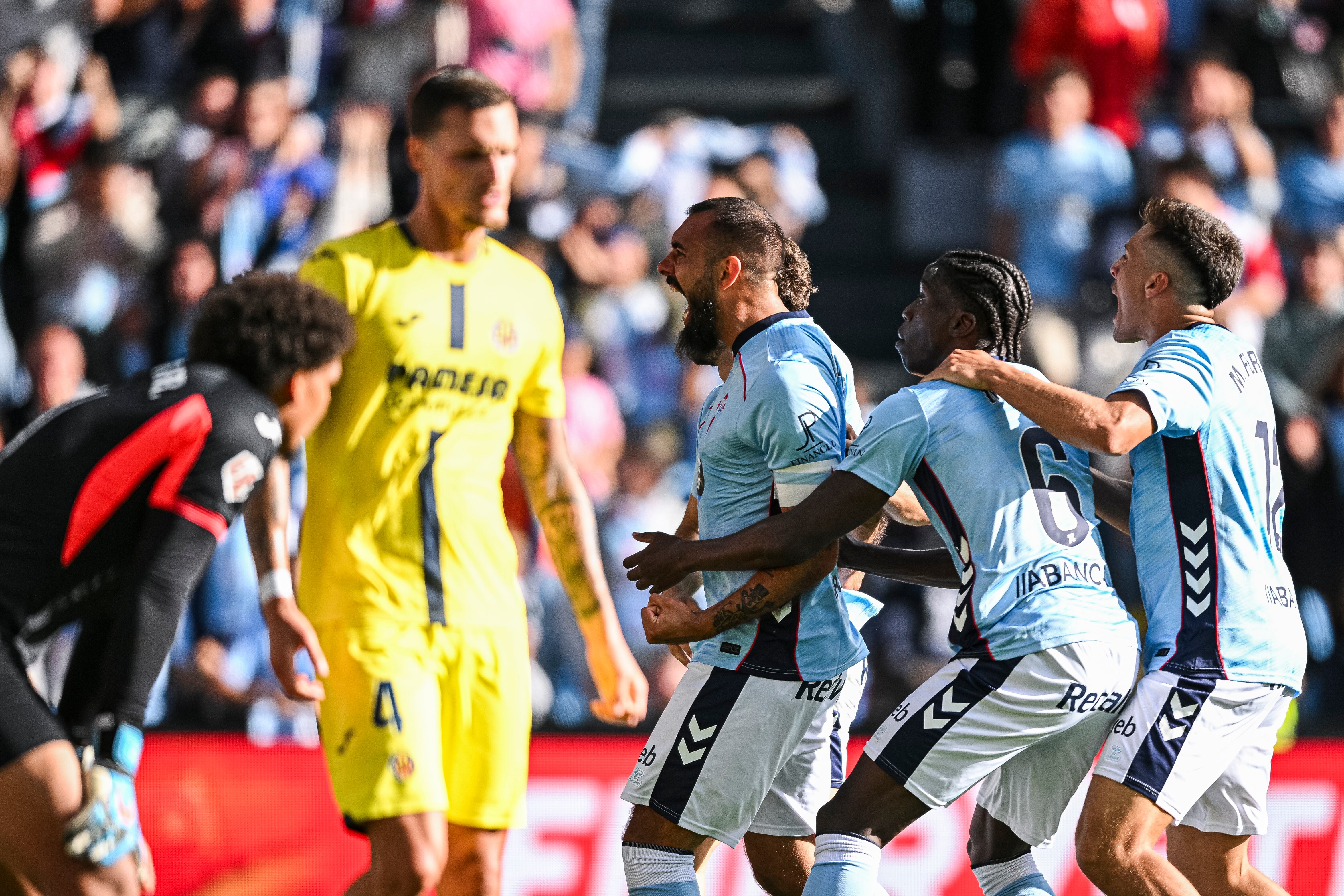 VIGO, SPAIN - AUGUST 31: Borja Iglesias of Celta Vigo celebrates scoring his team&#039;s first goal during the LaLiga EA Sports match between RC Celta de Vigo and Villarreal CF at Estadio Abanca-Balaidos on August 31, 2025 in Vigo, Spain. (Photo by Octavio Passos/Getty Images)
