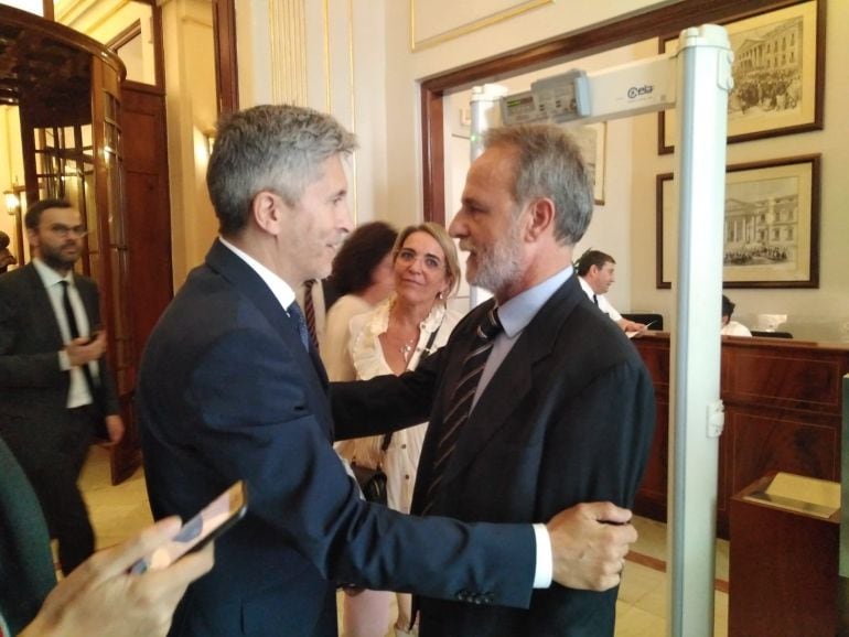 El Ministro, fernando Grande-Marlasca junto al diputado, Salvador de la Encina 