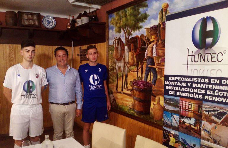 Juan José Moreno, de Huntec, junto a dos jugadores del equipo juvenil.