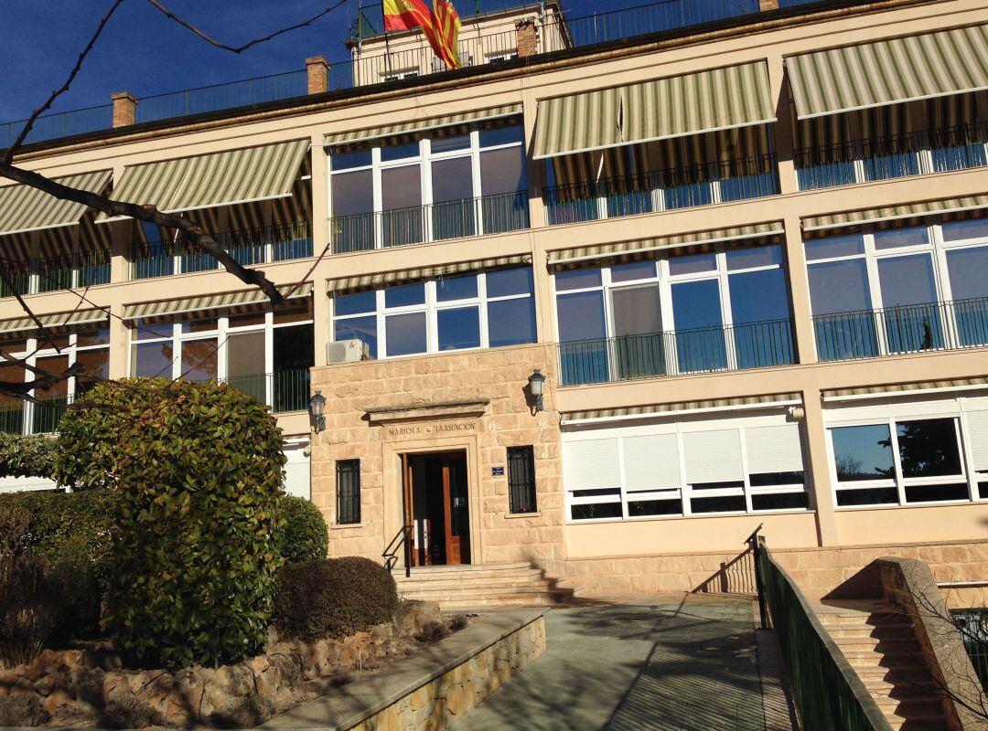 Fachada principal de la residencia Mariola La Asunción