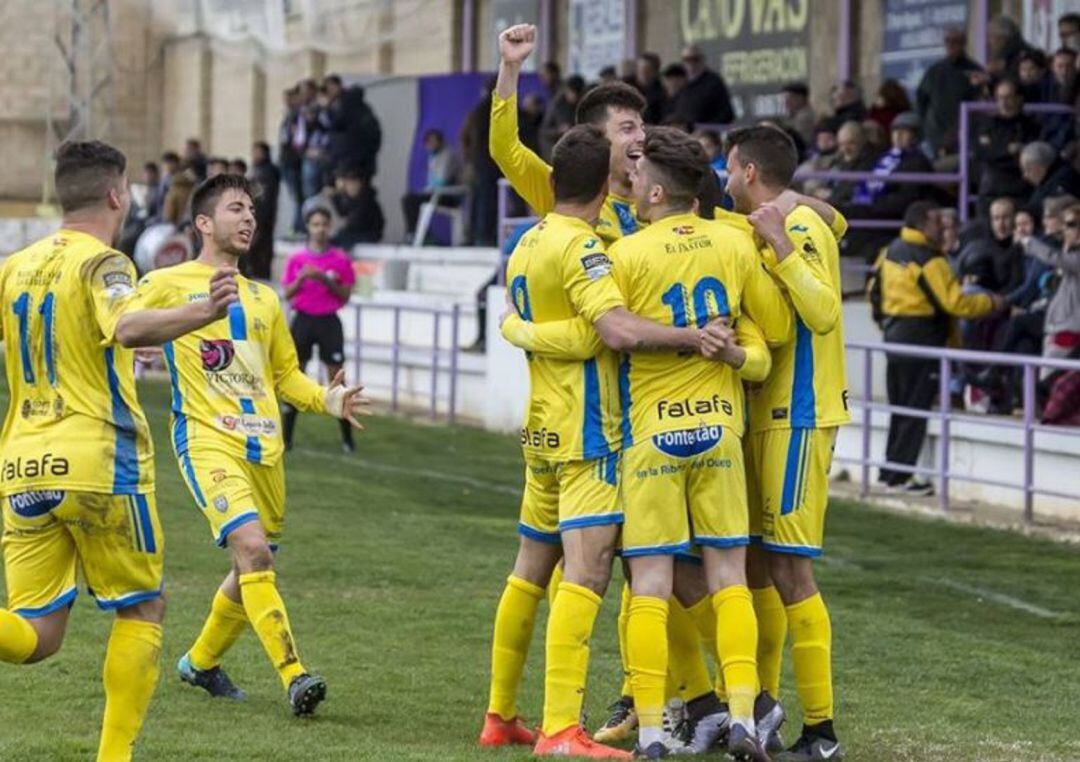 Los jugadores ribereños celebrando uno de los goles la pasada temporada en La Llanera.