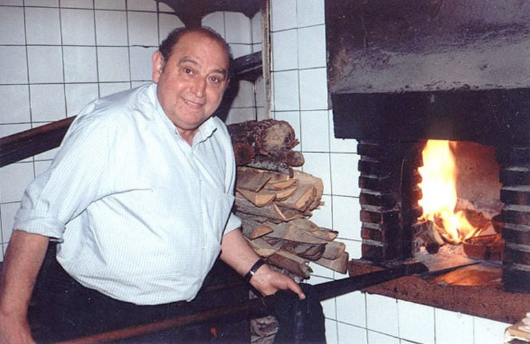 Martín Antoranz &#039;Tinín&#039;, introduciendo un cuarto de lechazo en el horno de leña de su restaurante