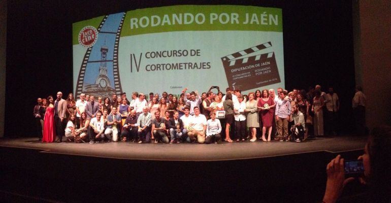 Foto de familia de los autores de los ganadores de la IV edición de &#039;Rodando por Jaén&#039;.