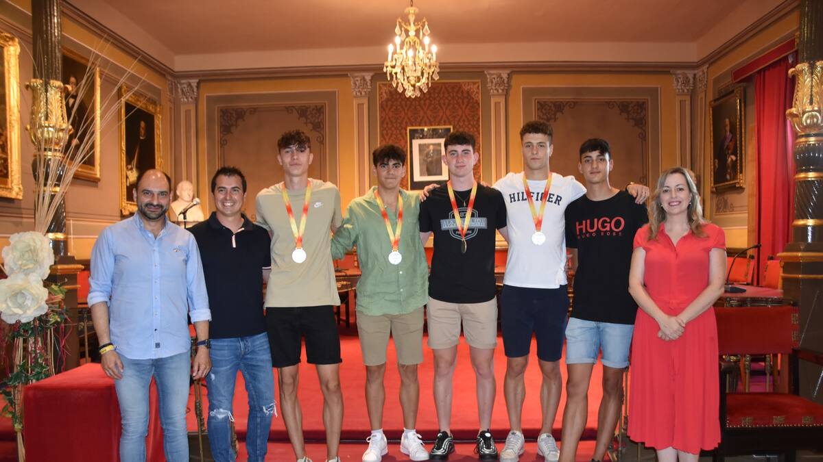 El Ayuntamiento de Barbastro recibe a los atletas participantes en el Campeonato de España Máster sub-18