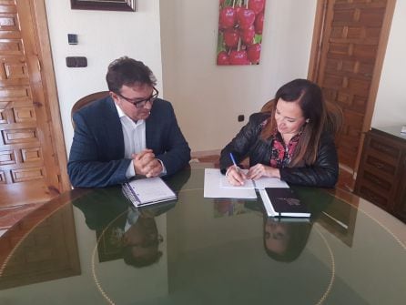 Catalina Madueño, subdelegada del gobierno, junto a Cristóbal Rodríguez, alcalde de Castillo de Locubín