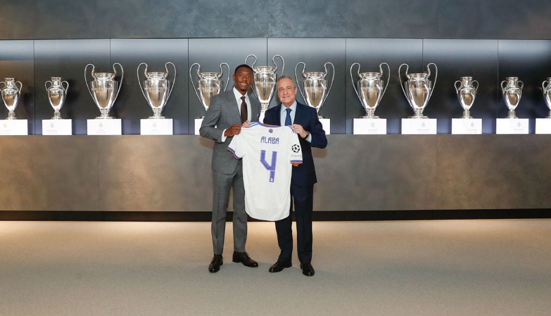 David Alaba junto a Florentino Pérez.