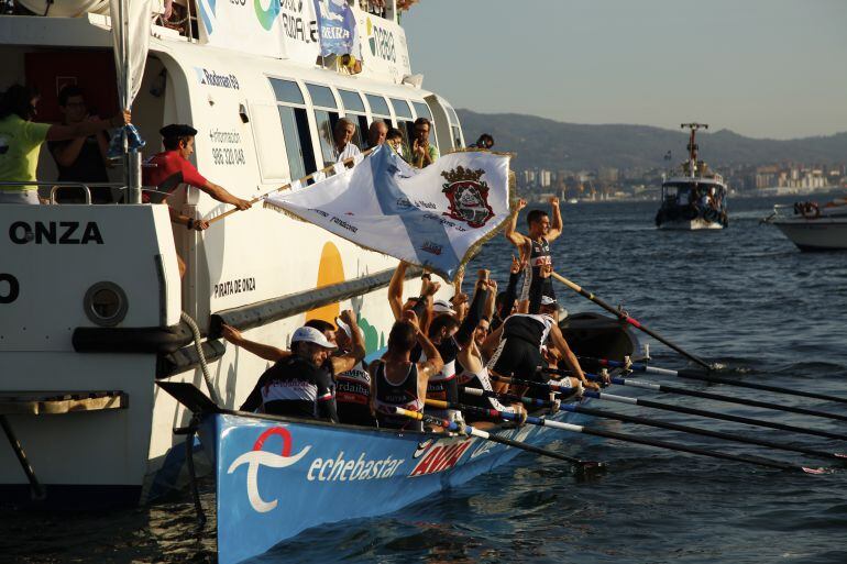 Los remeros de Urdaibai celebran una de sus dos victorias en Galicia este fin de semana