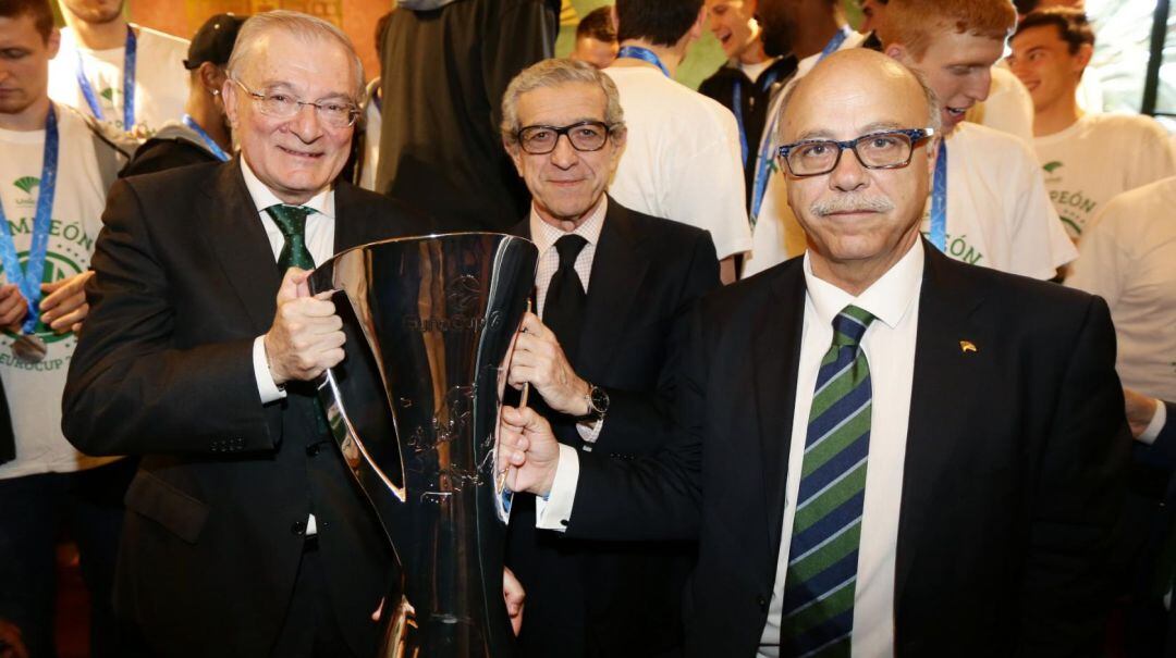 Braulio Medel, entre el presidente de Unicaja Banco, Manuel Azuaga y el presidente del Club, Eduardo García