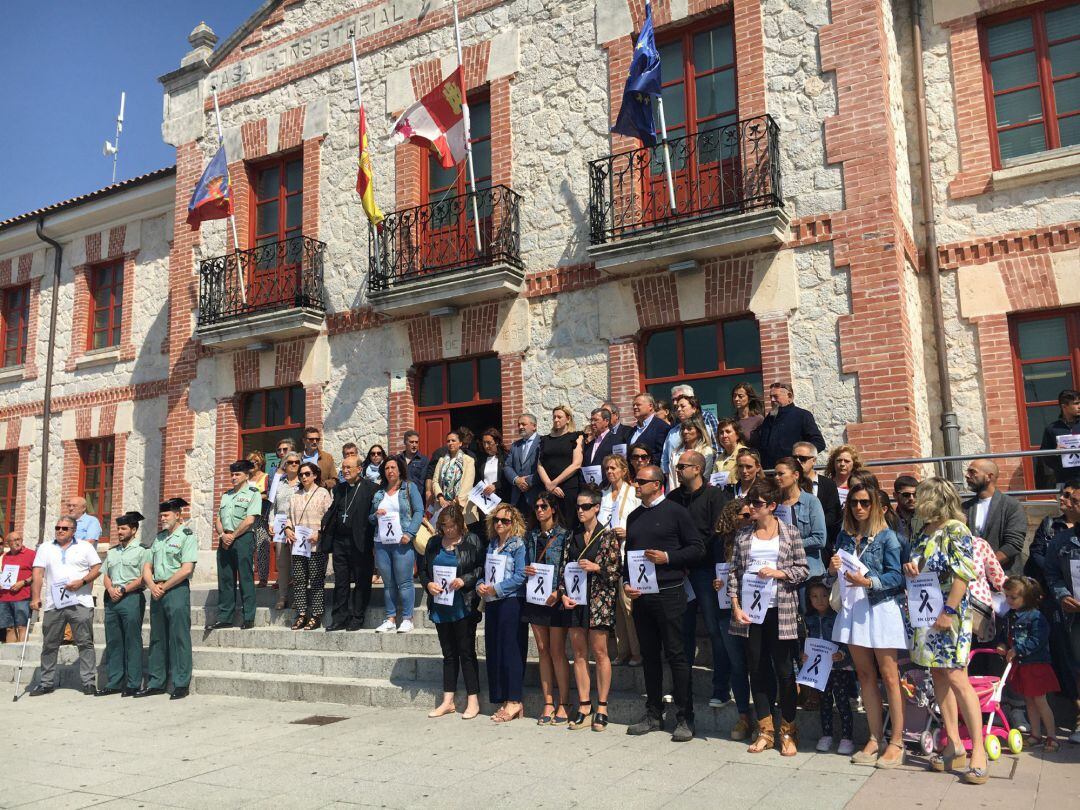 La consejera de Familia, Isabel Blanco, en el centro (de negro). A su derecha el presidente de la Diputación César Rico y a su izquierda el subdelegado del Gobierno Pedro de la Fuente. 
 