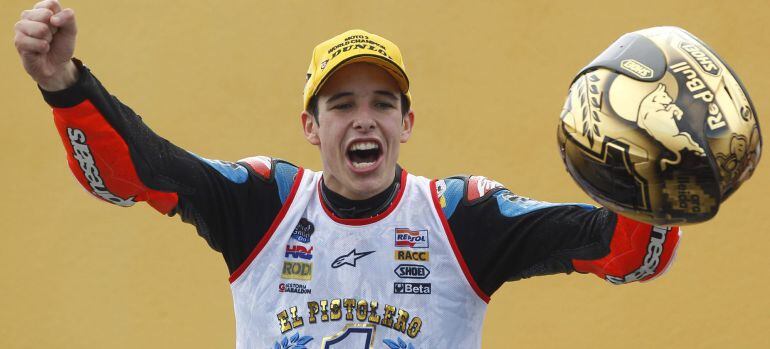 El piloto Alex Márquez (Estrella Galicia 0,0 Honda) celebra la conquista del título mundial de Moto3 al lograr la tercera posición en el Gran Premio de la Comunidad Valenciana disputado en el circuito &quot;Ricardo Tormo&quot; de Cheste, Valencia