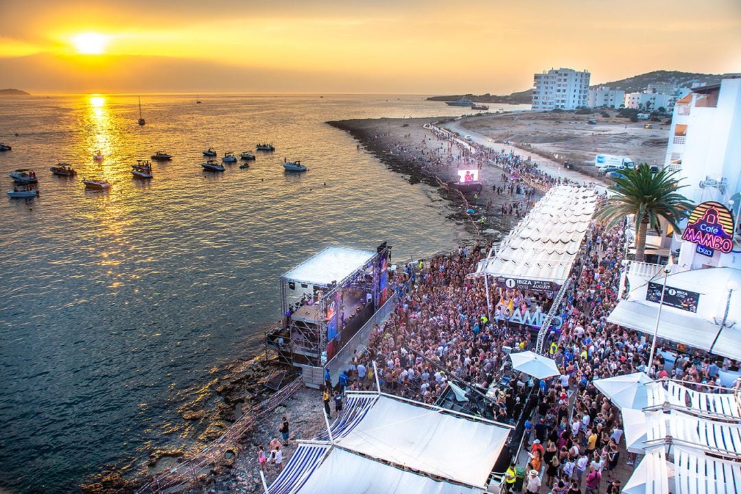 Turistas viendo una puesta de sol en Sant Antoni