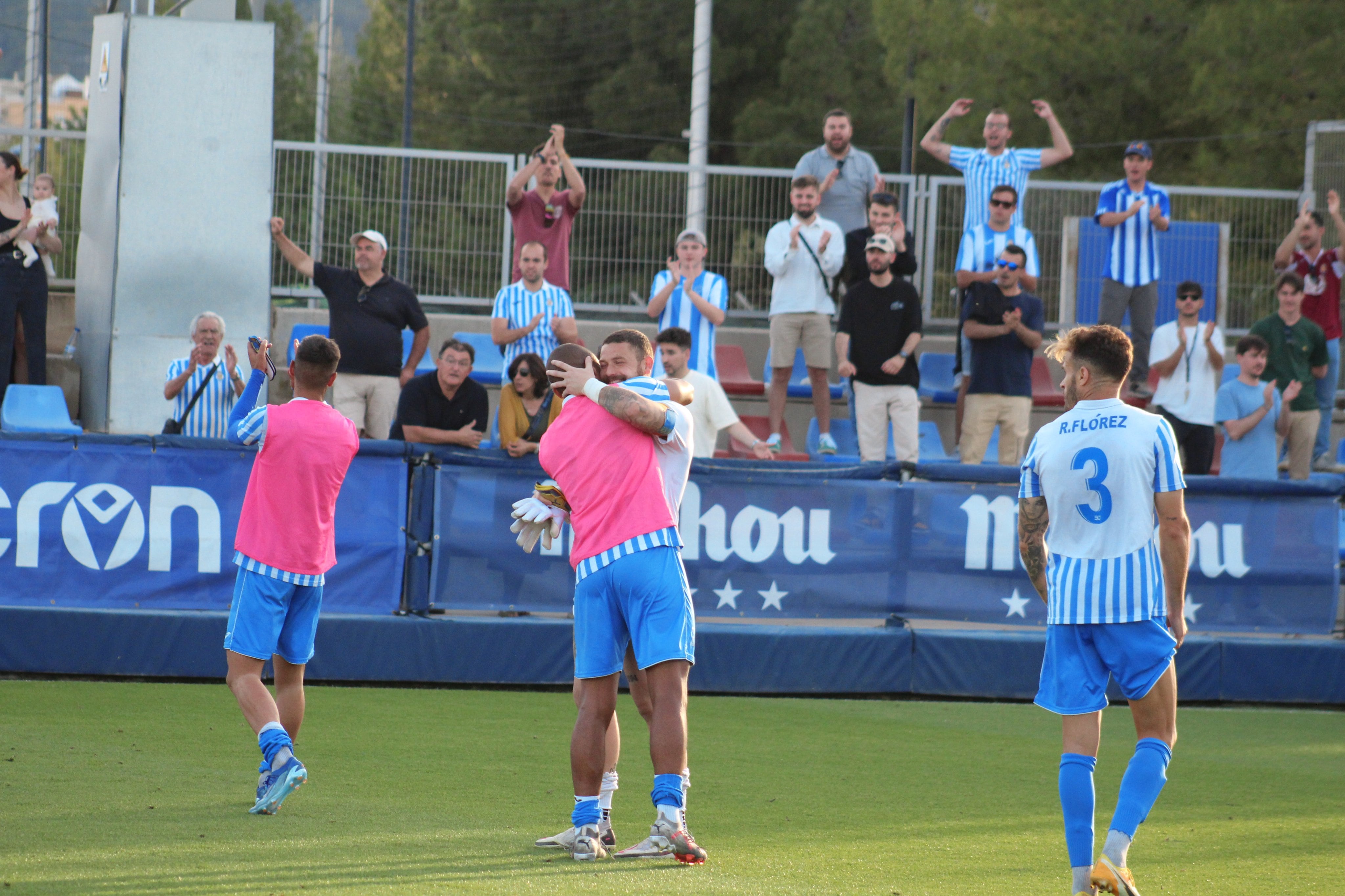 Los jugadores celebran el punto en Buñol