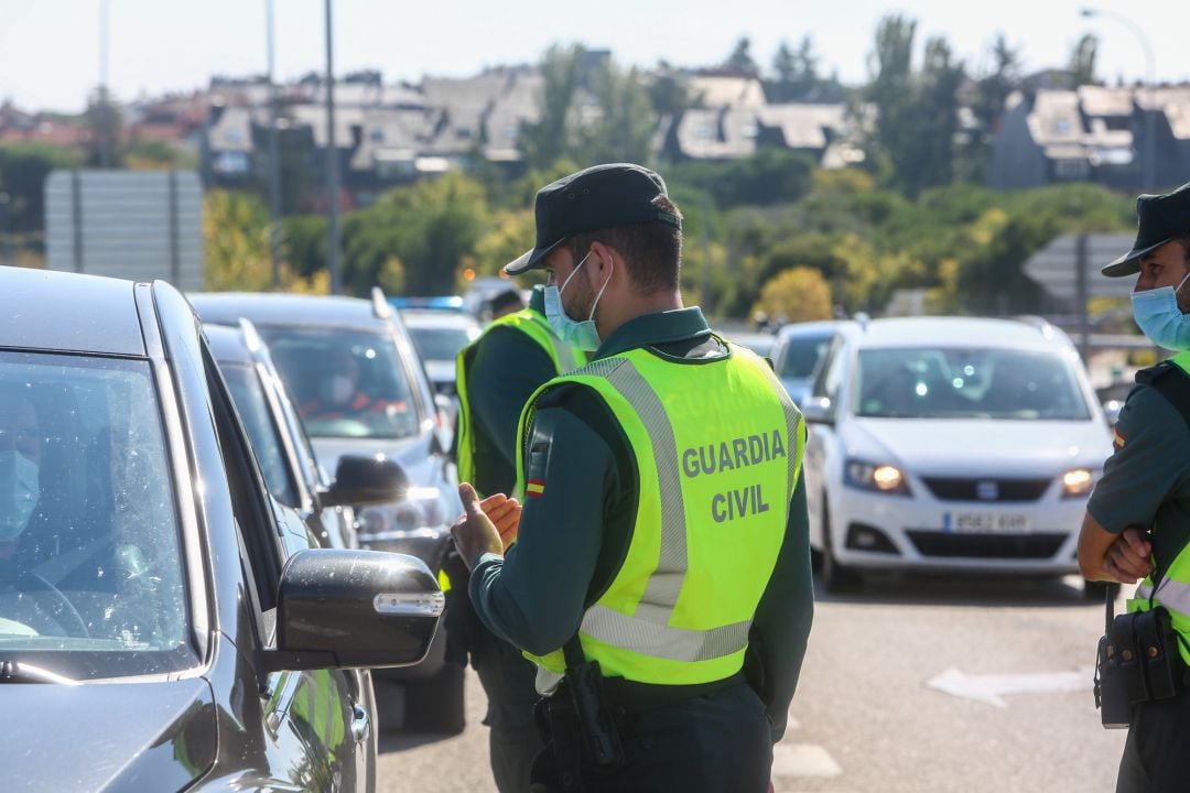 Un agente de la Guardia Civil vigila durante un control efectuado en kilómetro 19 de la A-6, en Madrid