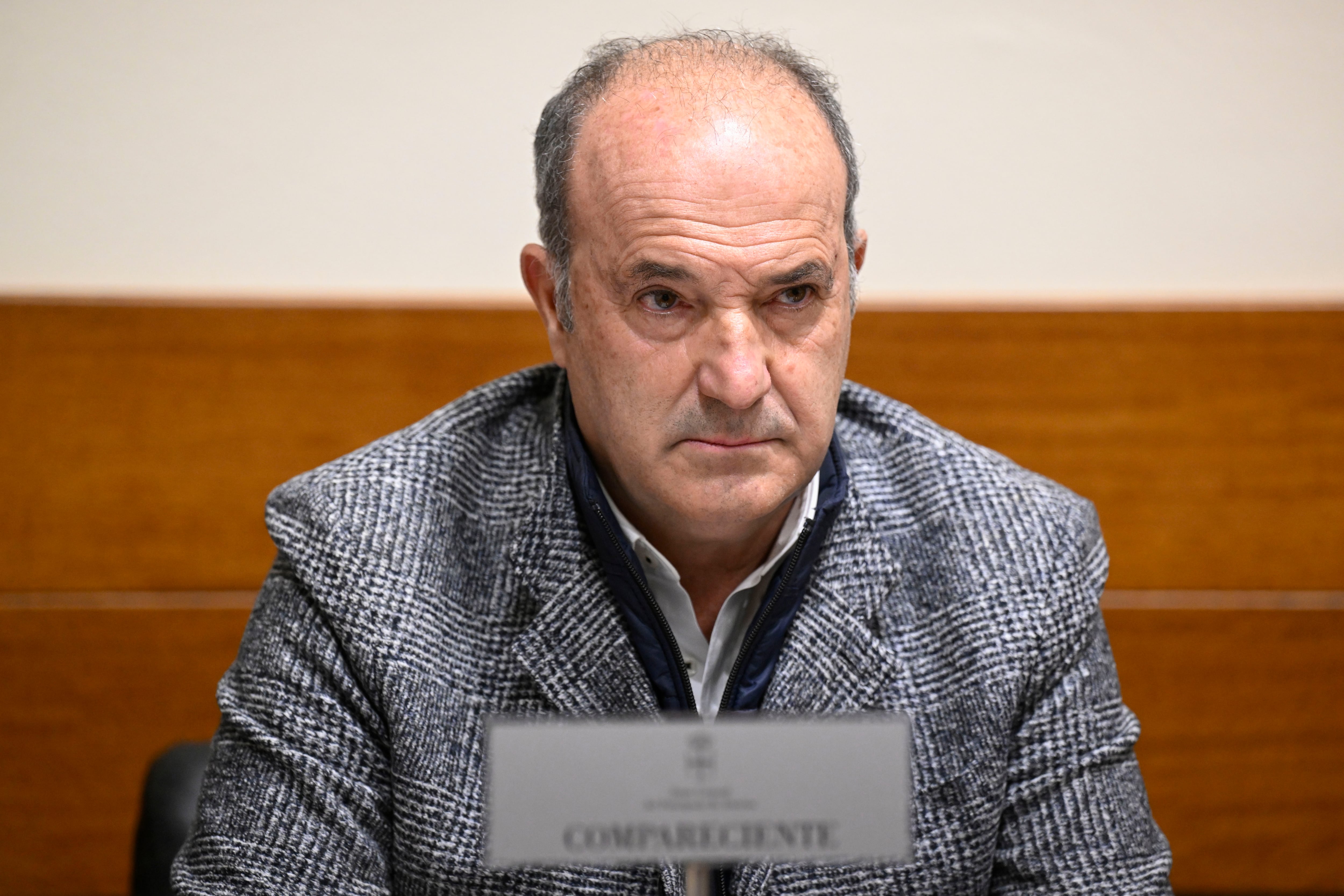 OVIEDO. 27/01/2026. El empresario de la mina de Cerredo, Jesús Rodríguez Morán, conocido como Chus Mirantes, comparece en Oviedo, en la comisión parlamentaria de investigación del accidente de la mina de Cerredo, en el que fallecieron cinco trabajadores el pasado 31 de marzo. EFE/ Eloy Alonso