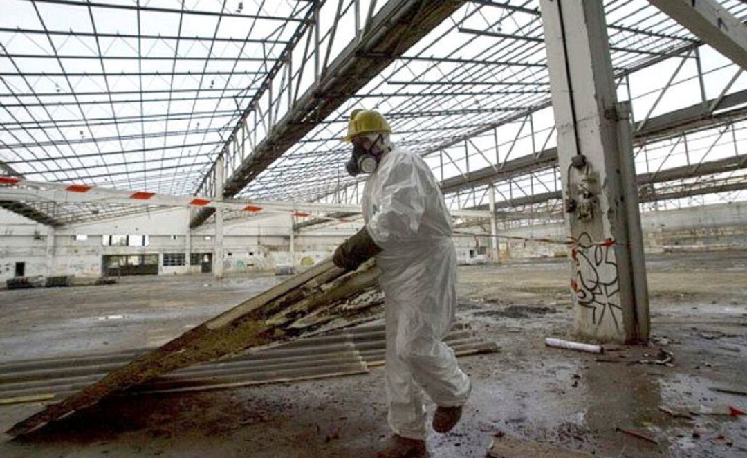 Un operario retira amianto