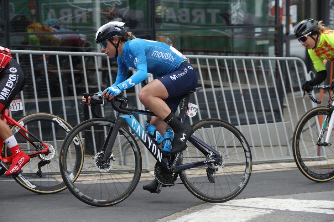 Sara Martín (Movistar Team) durante un lance de carrera en la Ronde de Mouscron, en Bélgica.