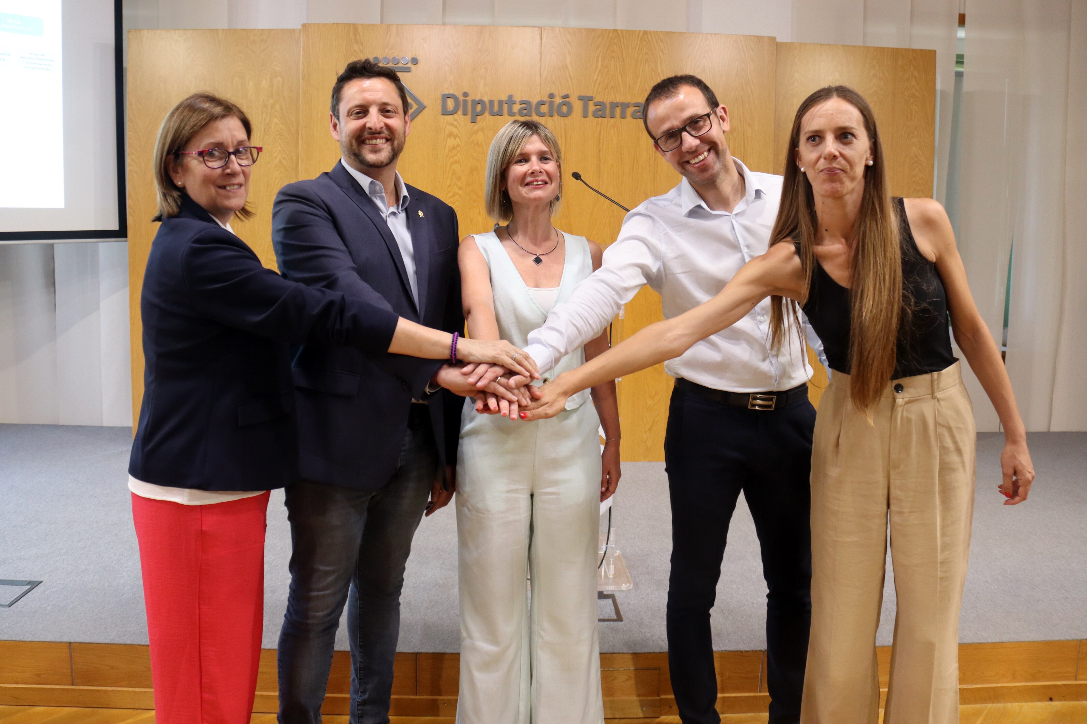 Noemí Llauradó, Rubén Viñuales, Enric Adell, Imma Costa i Marta Ventura en la presentació de l&#039;acord i cartipàs entre ERC i PSC