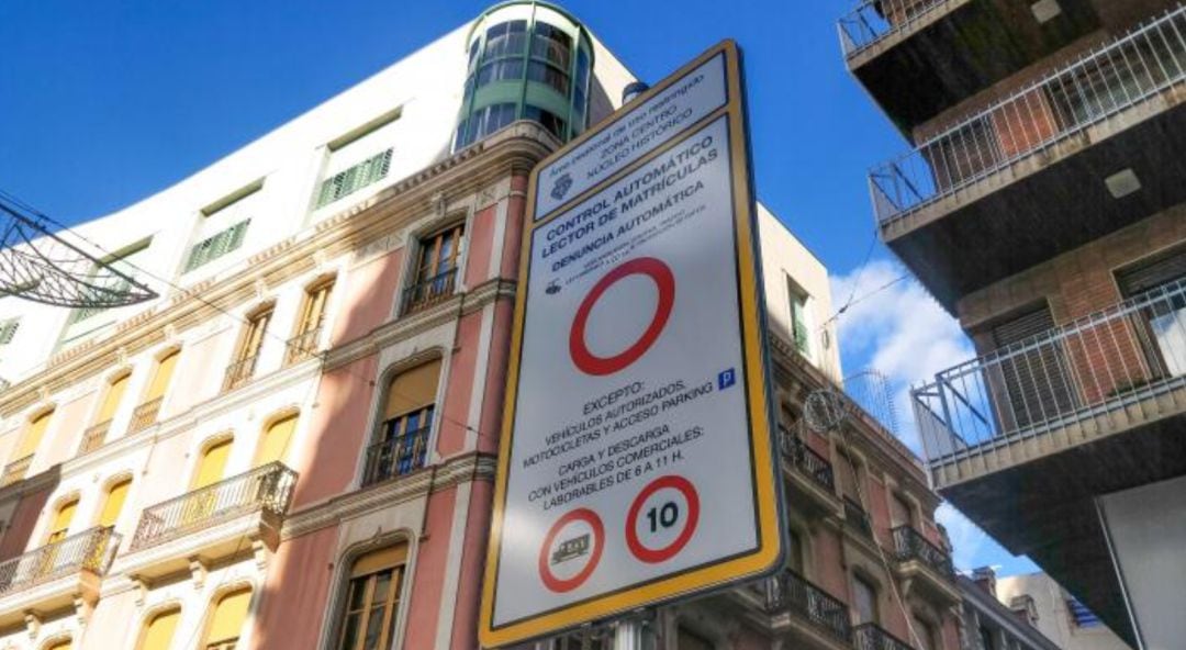 Señal control automático de lector de matrículas en el centro de Castelló