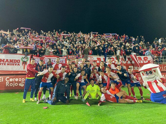 La plantilla celebra la victoria
