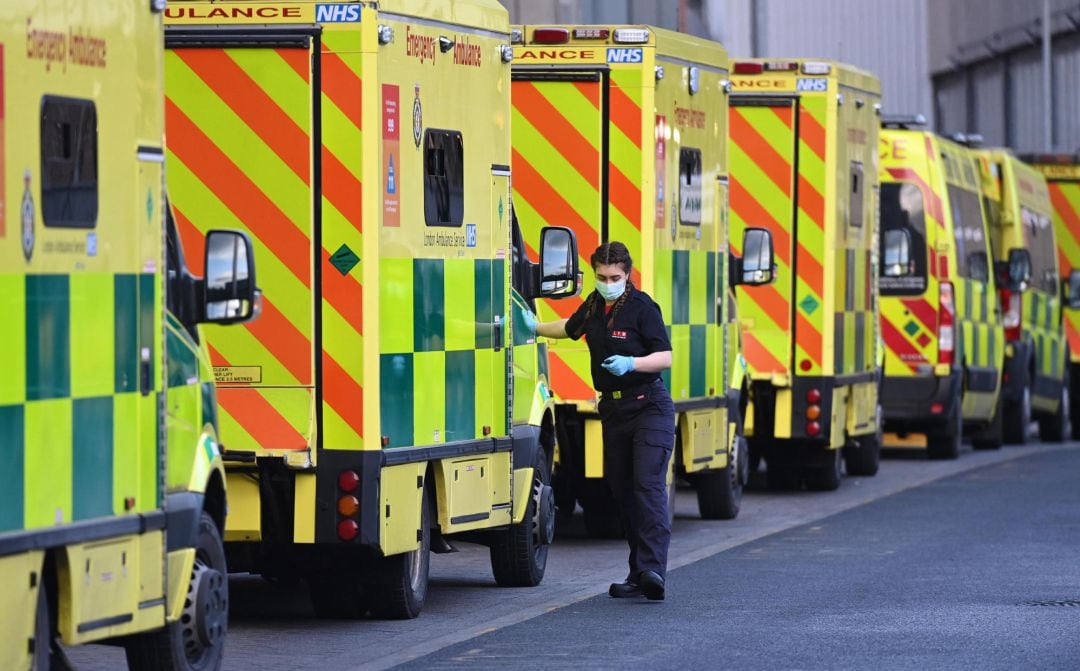 Ambulancias junto al Royal London Hospital de Londres.