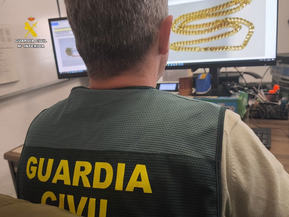 Imagen de una de las joyas recuperadas por la Guardia Civil