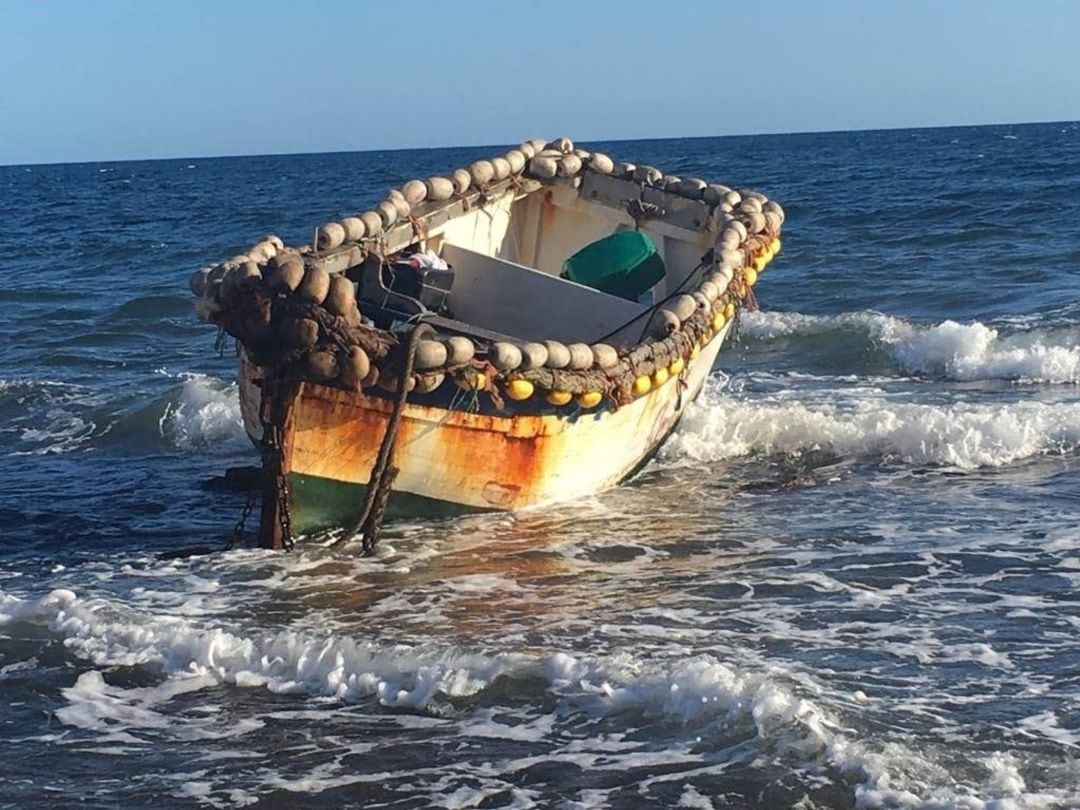 Rescatados en helicóptero 14 ocupantes de una patera al sur de Cabrera