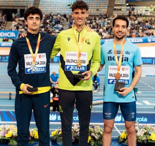 Pol Oriach, a la izquierda, en el podio del Campeonato de España de pista cubierta