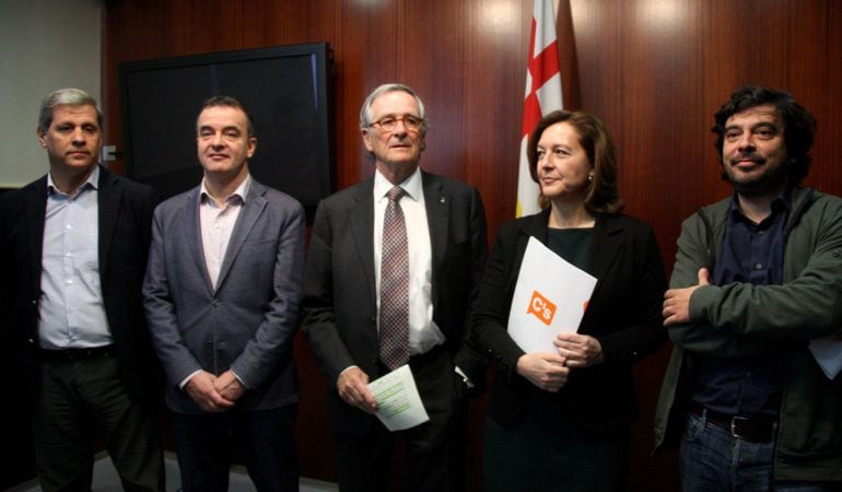 D&#039;esquerra a dreta, els líders municipals del PP a l&#039;Ajuntament de Barcelona, Alberto Fernández; d&#039;ERC, Alfred Bosch; de CiU, Xavier Trias; de C&#039;s, Carina Mejías; i el regidor del PSC Daniel Mòdol, en roda de premsa conjunta, el 15 de març de 2016