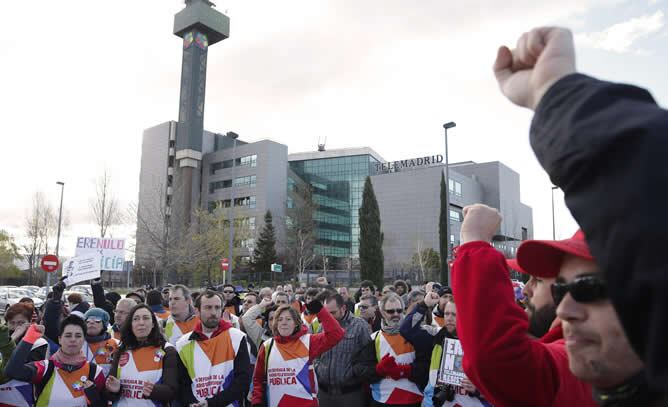 Trabajadores de Telemadrid afectados por el ERE durante la marcha desde la sede del canal hasta el Tribunal Supremo