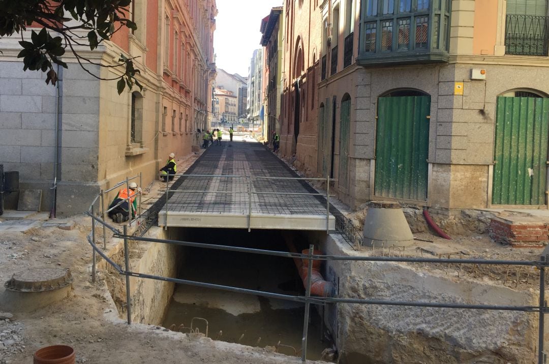 Los operarios trabajan para cubrir el túnel de la calle Jesús