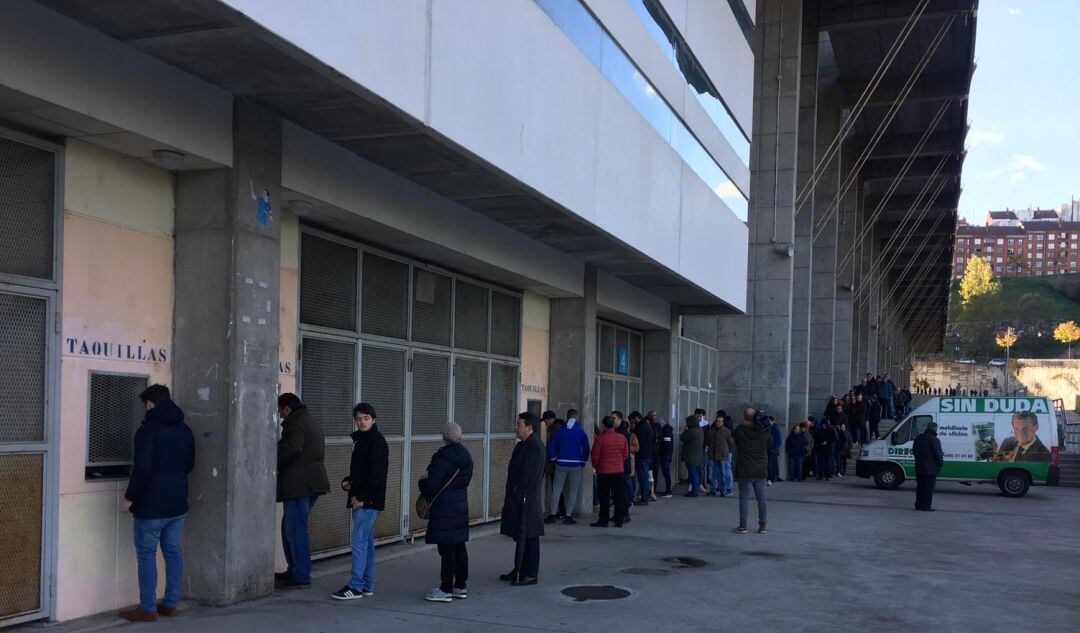 Cola formada este miércoles en el Carlos Tartiere para adquirir una localidad de cara al derbi.