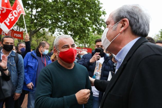 El presentador de TV, Jorge Javier Vázquez, junto al candidato del PSOE, Ángel Gabilondo, en un mitin.