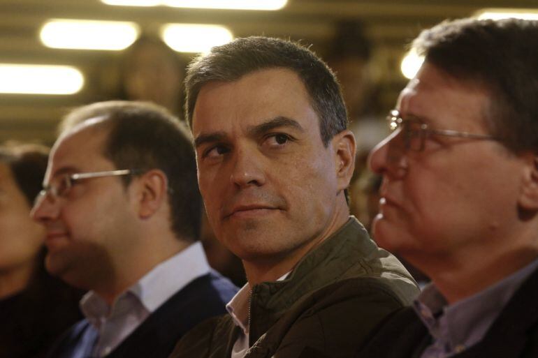 El secretario general de los socialistas, Pedro Sánchez, junto al secretario de Organización, César Luena, y el asesor económico Jordi Sevilla, durante el acto de presentación del programa electoral.