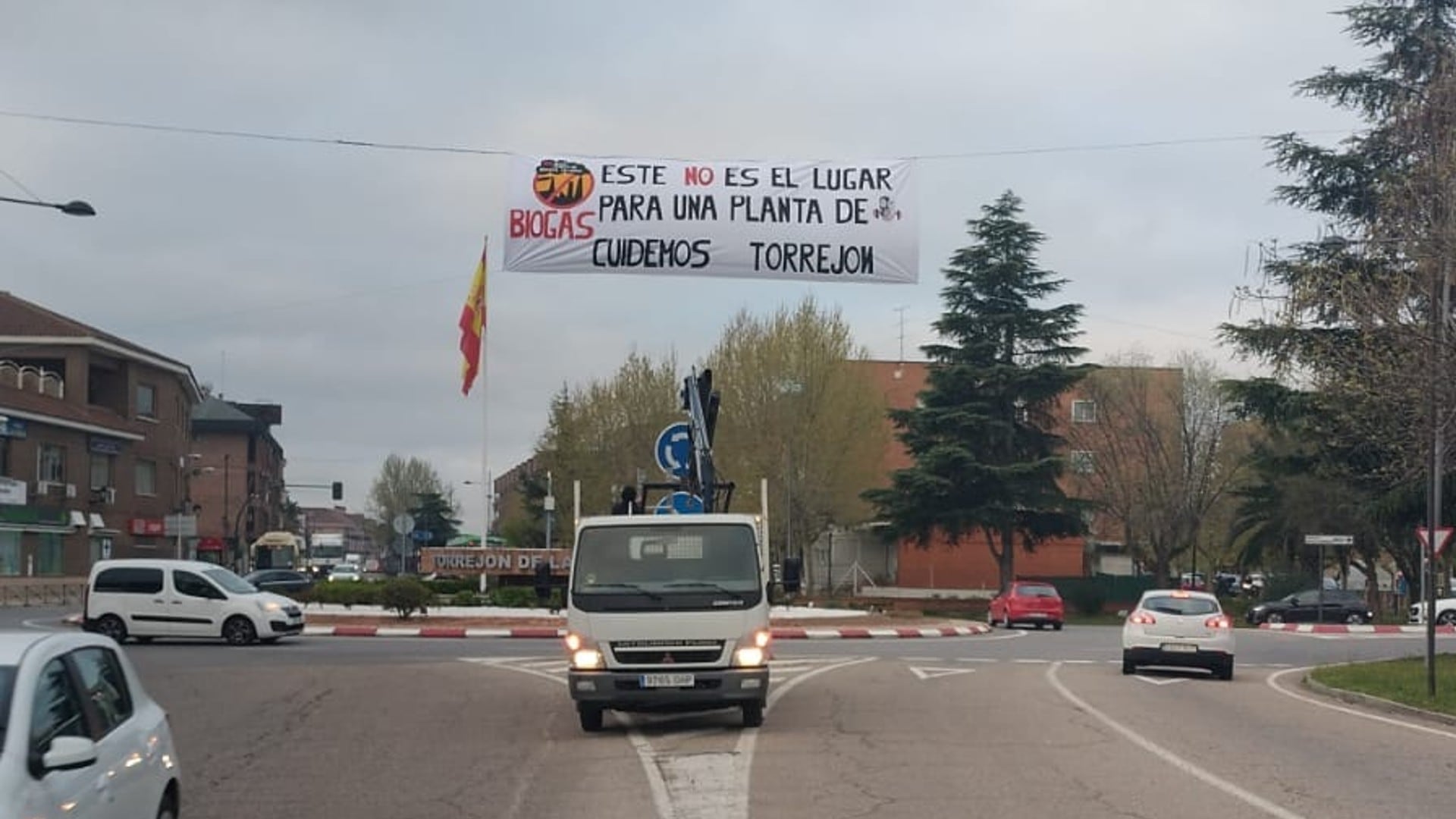 Una pancarta contra la planta de biogás de Cubas de la Sagra se instaló durante varios meses en Torrejón de la Calzada