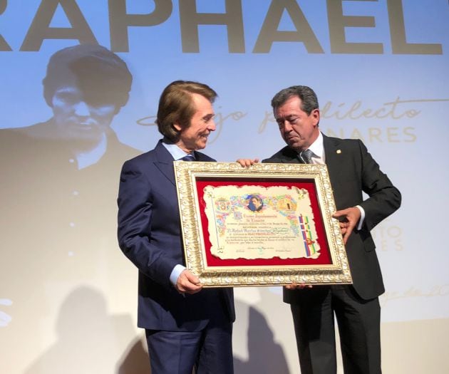 El alcalde de Linares, Juan Fernández, entrega el título de Hijo Predilecto a Raphael.