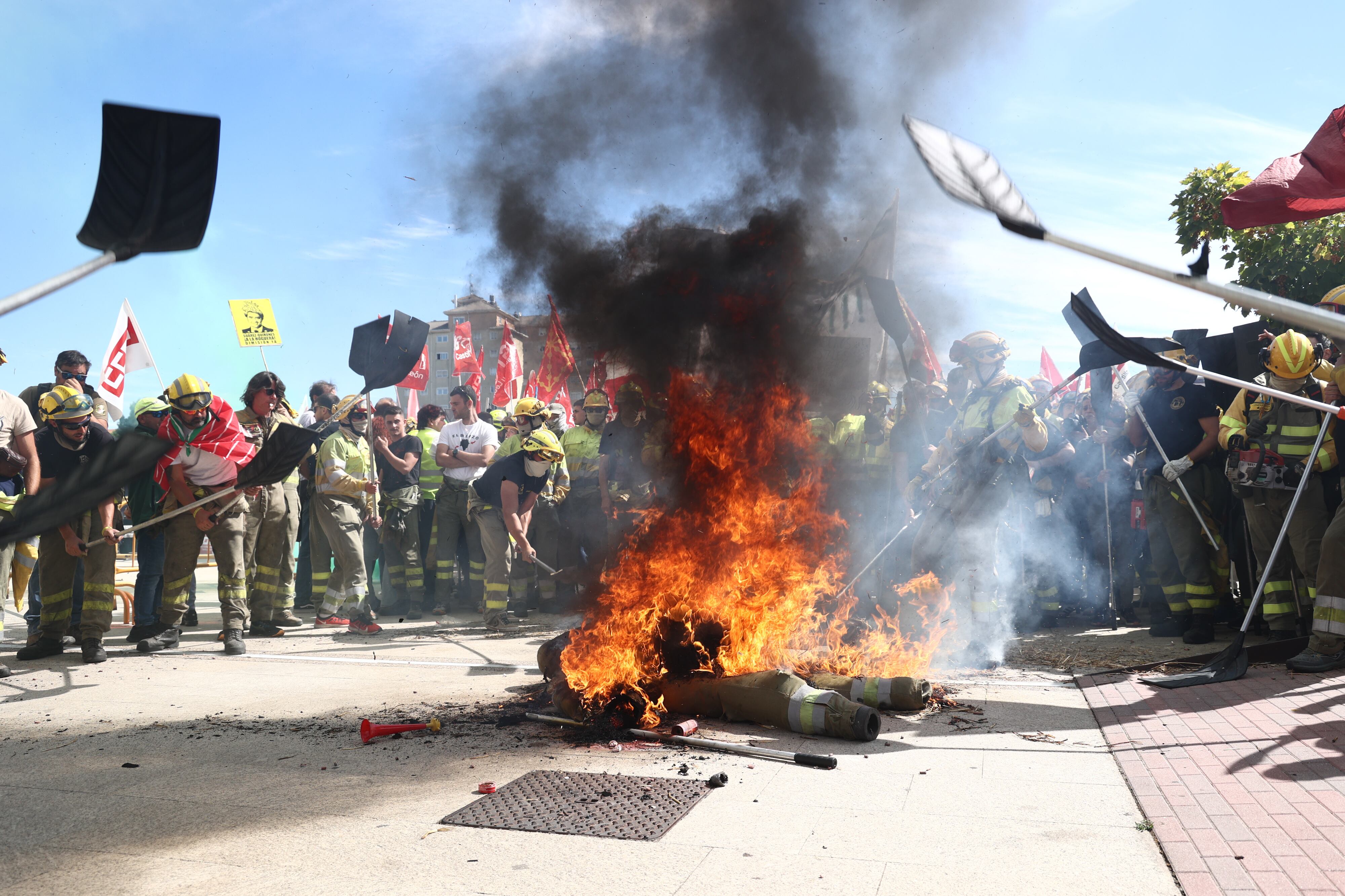 UGT y CCOO convocan una manifestación, de carácter estatal, para exigir la equiparación laboral de los bomberos forestales y la profesionalización del colectivo