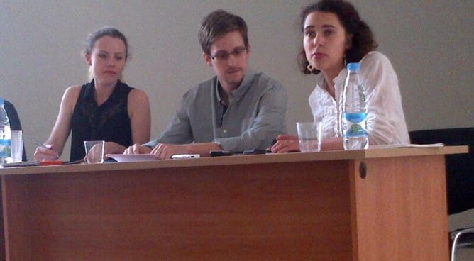 Edward Snowden, junto con Sarah Harrison de WikiLeaks (izquierda) en una reunión con defensores de los derechos humanos en el aeropuerto de Moscú