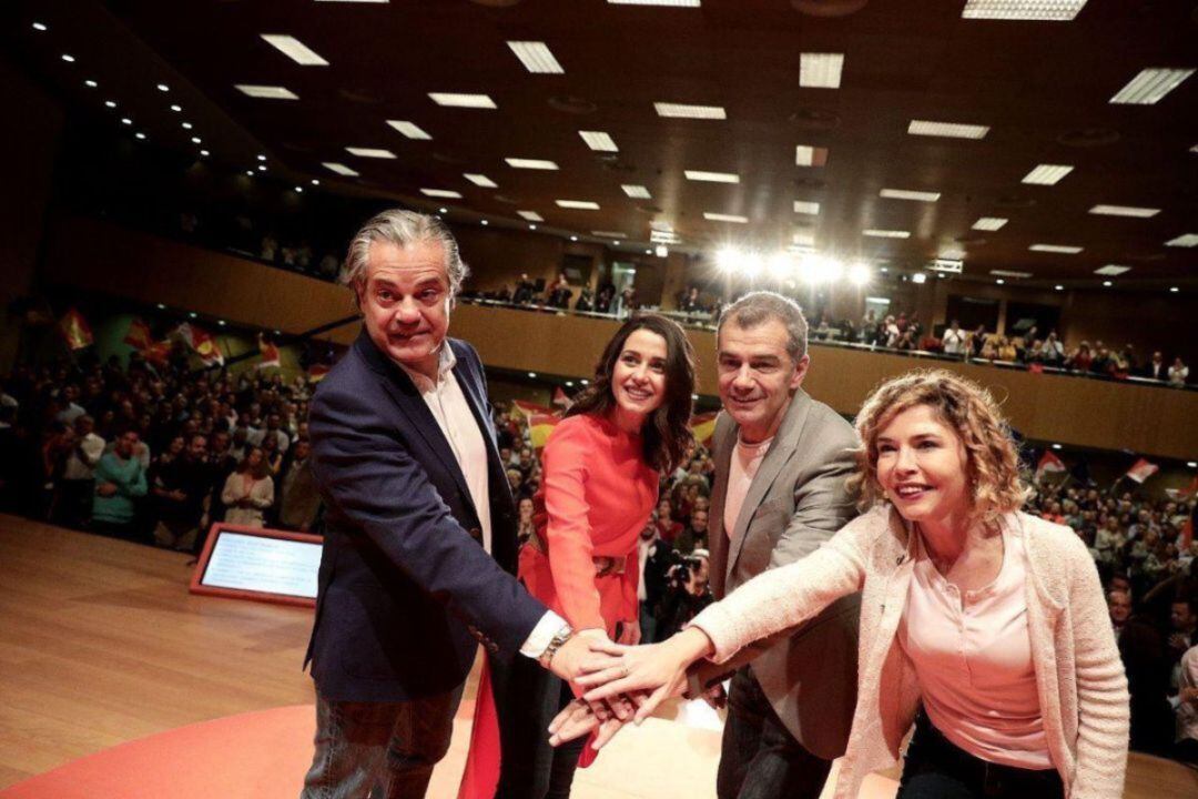 El candidato de Ciudadanos al Congreso por Madrid Marcos de Quinto, la cabeza de lista por Barcelona, Inés Arrimadas, el candidato a la Presidencia de la Generalitat Valenciana, Toni Cantó, y la cabeza de lista a las elecciones generales por Alicante, Marta Martín.