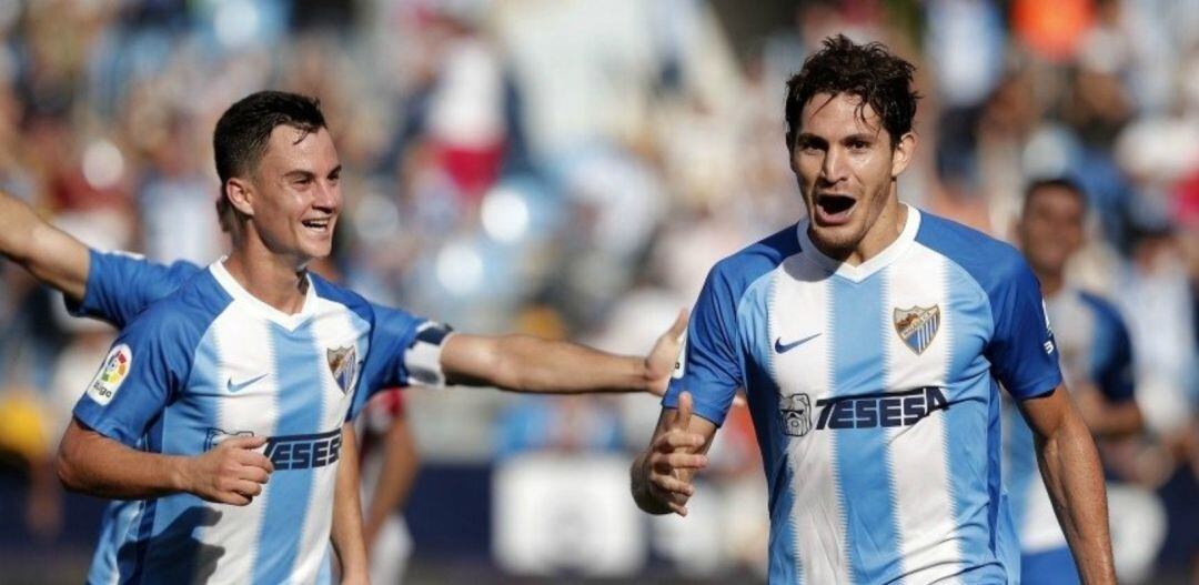 Juanpi celebra con Blanco uno de los goles del Málaga