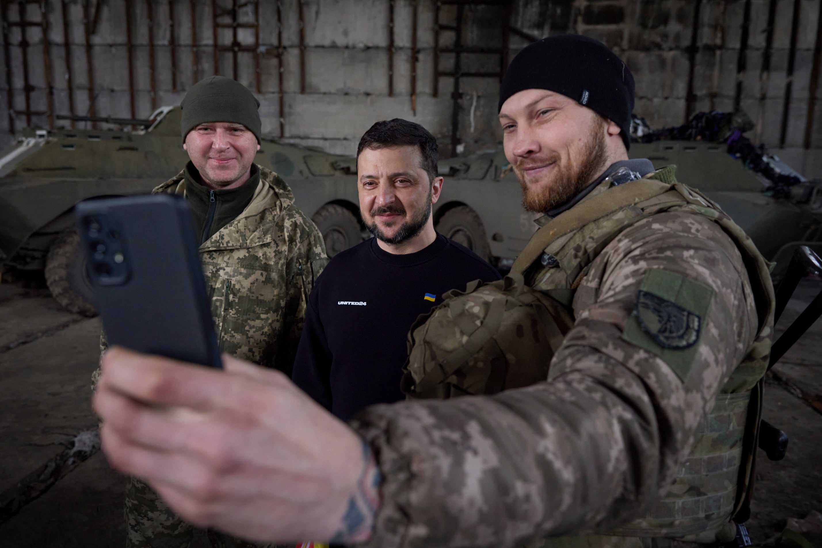 El presidente de Ucrania, Volodímir Zelenski, se hace una foto con dos soldados durante su visita a Bajmut