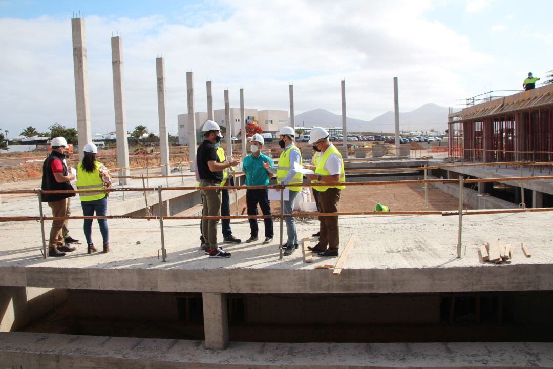 Visita del alcalde de Yaiza, Óscar Noda, al Pabellón Deportivo de Playa Blanca,que financia el ayuntamiento con recursos propios.