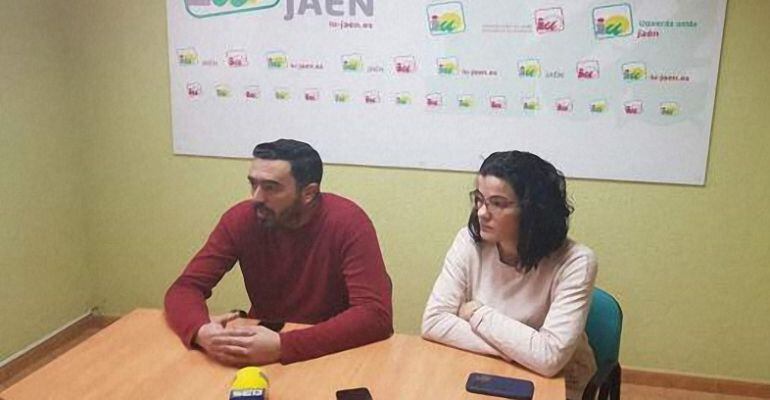 Francisco Javier Damas y Mamen Barranco durante una rueda de prensa en la sede de Izquierda Unida en Jaén.