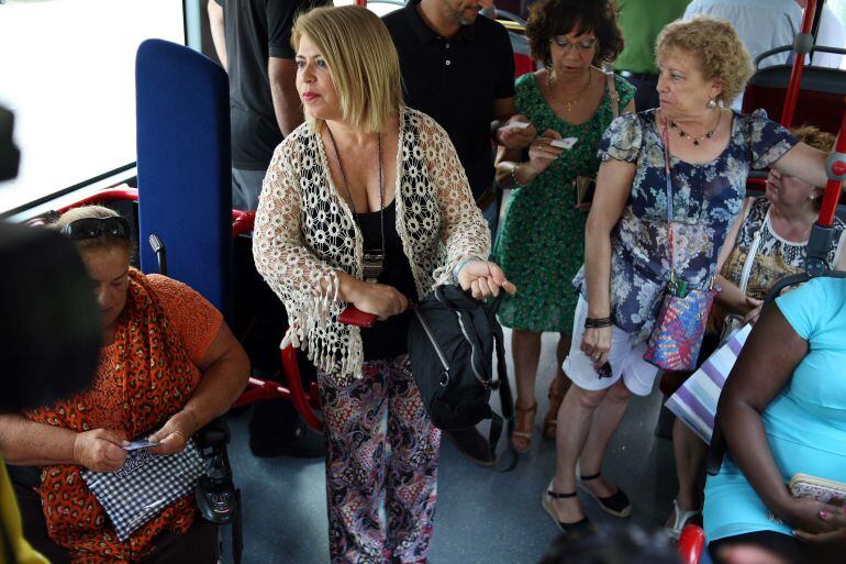 Mamen Sánchez en el interior de uno de los nuevos autobuses
