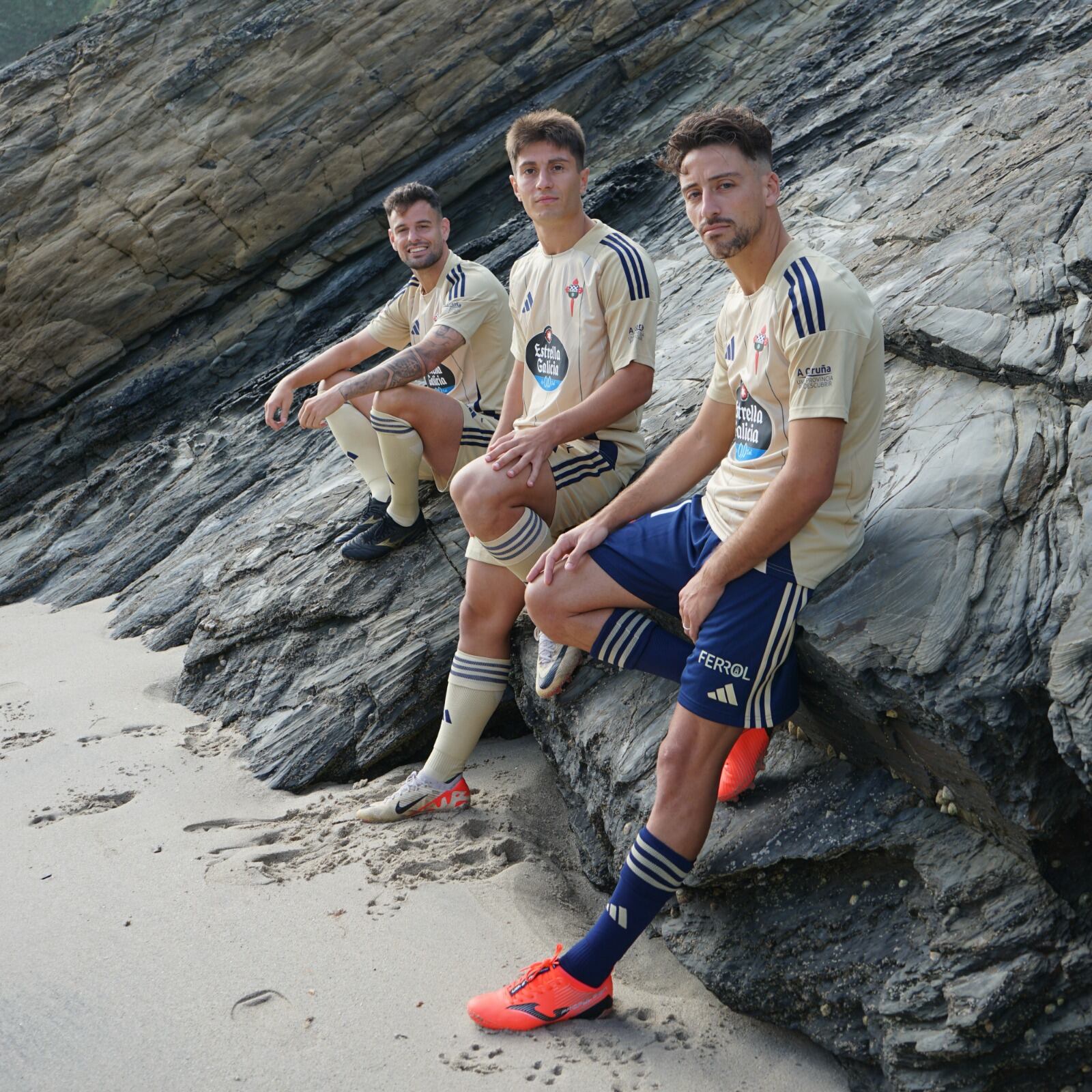 Moi Delgado, Brais Martínez y Julián Delmás posan con la tercera equipación (foto: Racing Club Ferrol)