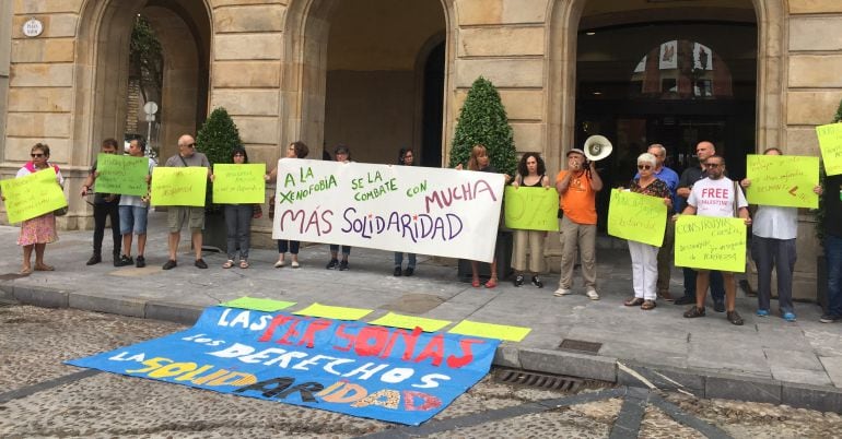 Las entidades, con pancartas reivindicativas, a las puertas del Ayuntamiento. 