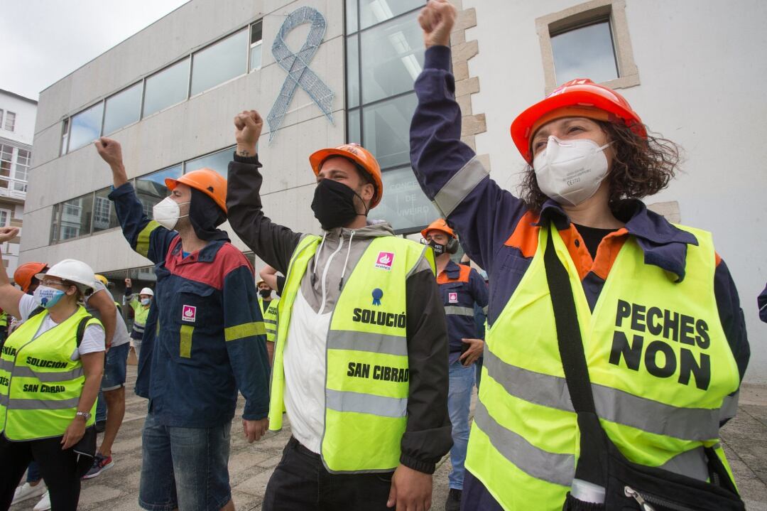 Concentración de los trabajadores de Alcoa en San Cibrao para reivindicar la importancia de su actividad en la comarca de A Mariña