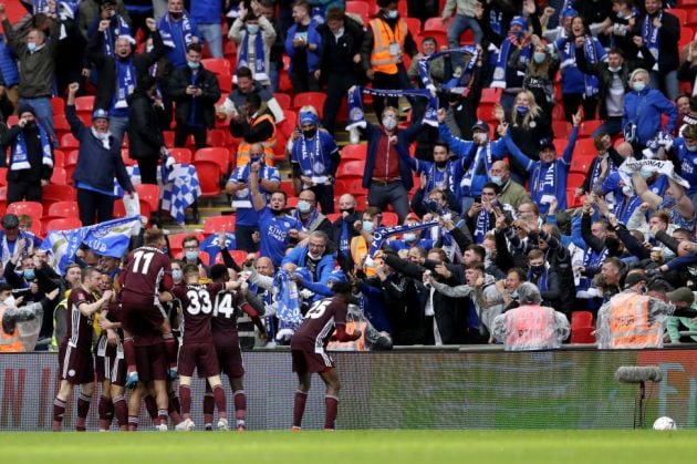 Tielemans se fue a celebrar el gol con su público