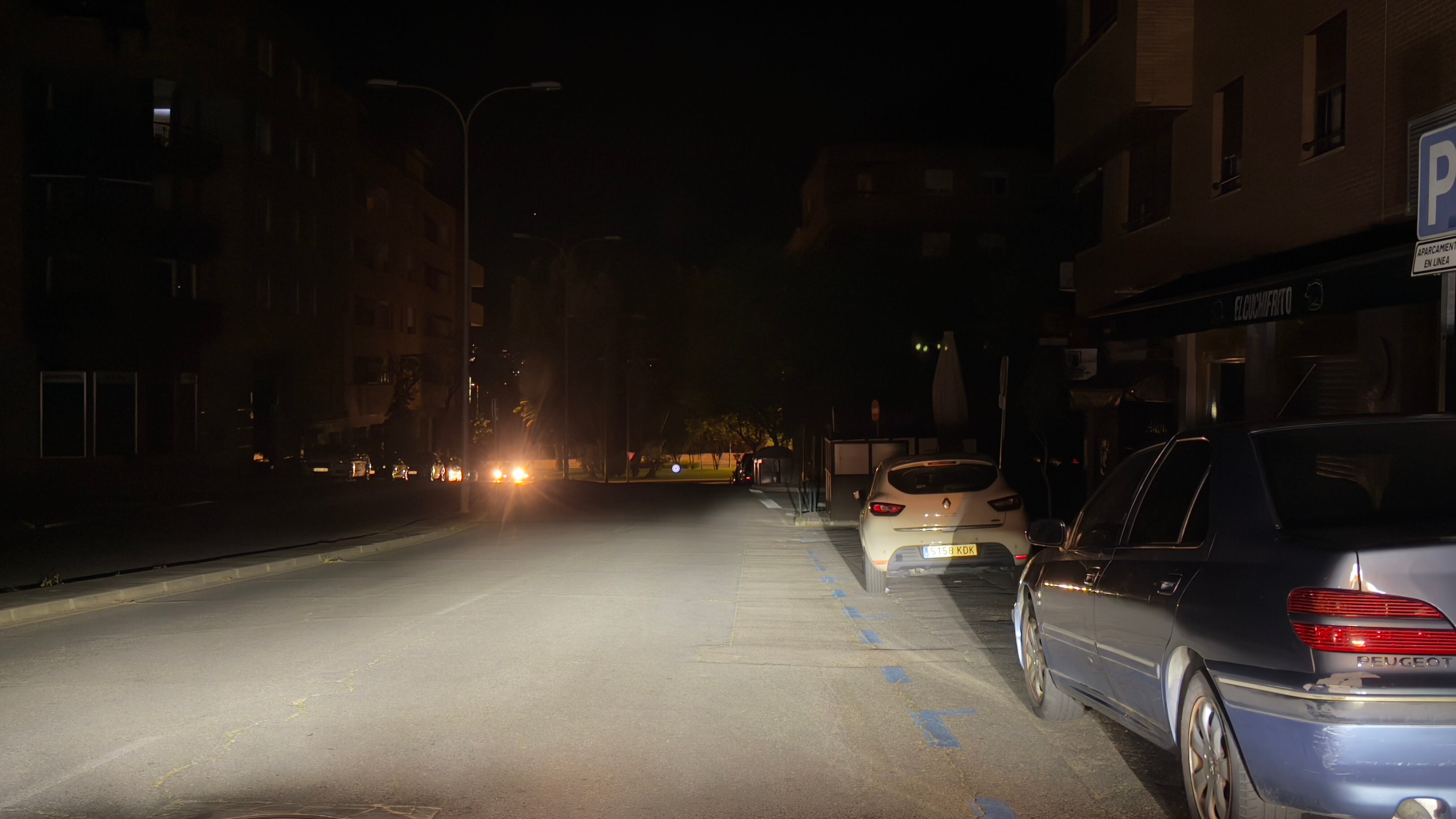 Una calle de Toledo aún en la oscuridad, pasadas las 23h de este lunes