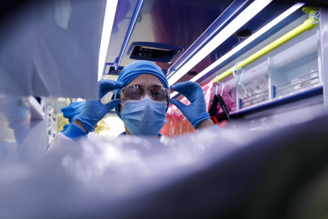 Una sanitaria realiza el cambio de guardia y prepara y revisa la unidad móvil.